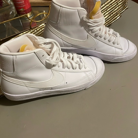 Nike Blazer 77 Vintage Mid Triple White Women's Shoes Size 8.5 Limited Edition - Picture 1 of 9